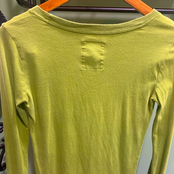 Vintage Long sleeve Hollister shirt ! It’s has the H C O logo on the front - Picture 4 of 8